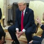 O vice-presidente JD Vance, à direita, fala com o presidente ucraniano Volodymyr Zelenskyy, à esquerda, enquanto o presidente Donald Trump ouve no Salão Oval da Casa Branca em 28 de fevereiro de 2025.