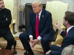 Trump critica ‘GRATIDÃO ZERO’ da Ucrânia no início de importantes negociações de paz O vice-presidente JD Vance, à direita, fala com o presidente ucraniano Volodymyr Zelenskyy, à esquerda, enquanto o presidente Donald Trump ouve no Salão Oval da Casa Branca em 28 de fevereiro de 2025.