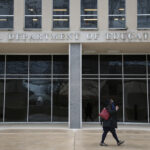 A secretária de Educação, Linda McMahon, testemunha perante uma audiência orçamentária do subcomitê do Comitê de Dotações da Câmara no Departamento de Educação dos EUA no Capitólio, quarta-feira, 21 de maio de 2025, em Washington. (Foto AP/Rod Lamkey, Jr.)