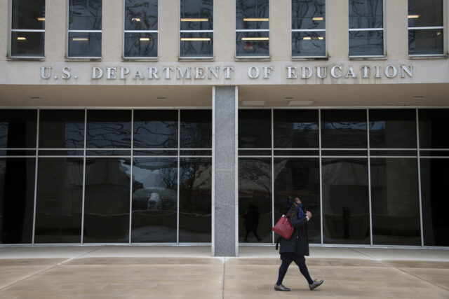 A secretária de Educação, Linda McMahon, testemunha perante uma audiência orçamentária do subcomitê do Comitê de Dotações da Câmara no Departamento de Educação dos EUA no Capitólio, quarta-feira, 21 de maio de 2025, em Washington. (Foto AP/Rod Lamkey, Jr.)