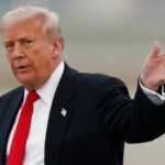 Donald Trump após pousar no Força Aérea Um no fim de semana. O presidente dos EUA ameaçou processar a BBC por causa de um vídeo editado dele.