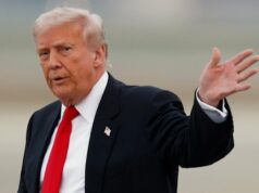 Trump dá um tapa na BBC com ameaça de processo de US$ 1,5 bilhão por vídeo editado Donald Trump após pousar no Força Aérea Um no fim de semana. O presidente dos EUA ameaçou processar a BBC por causa de um vídeo editado dele.