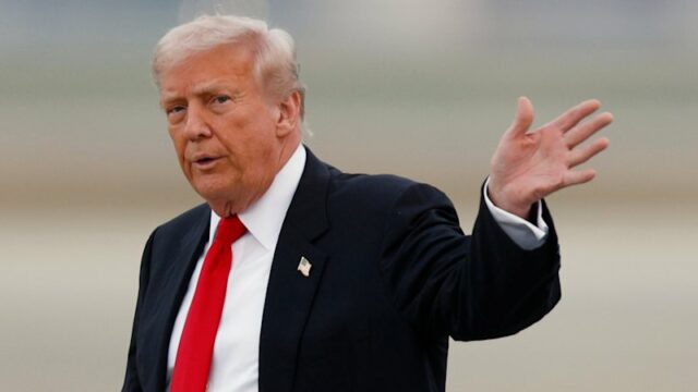 Donald Trump após pousar no Força Aérea Um no fim de semana. O presidente dos EUA ameaçou processar a BBC por causa de um vídeo editado dele.