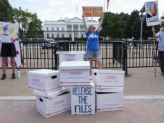 Trump definitivamente não está bravo com a votação para liberar os arquivos de Epstein Desenho animado de Mike Luckovich