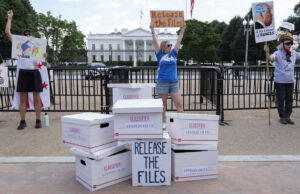 Trump definitivamente não está bravo com a votação para liberar os arquivos de Epstein Desenho animado de Mike Luckovich