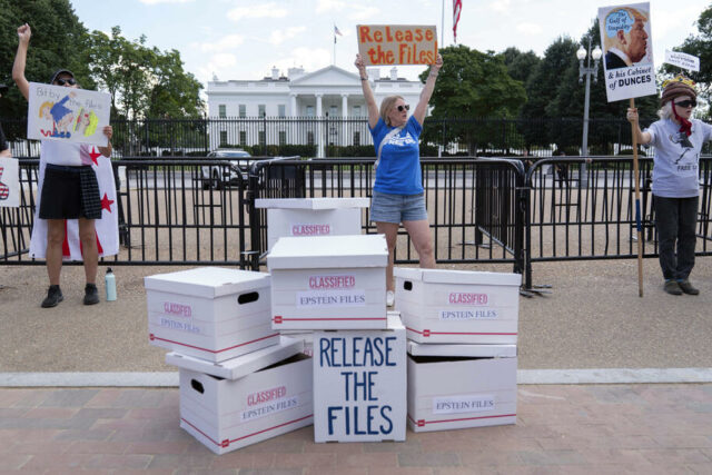 Trump definitivamente não está bravo com a votação para liberar Desenho animado de Mike Luckovich