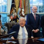 O presidente Donald Trump afirmou na segunda-feira sua reviravolta em relação aos chamados arquivos de Epstein, dizendo que assinaria o projeto de lei bipartidário que obriga o Departamento de Justiça a divulgar os arquivos dos casos das investigações sobre o pedófilo morto se a Câmara e o Senado o aprovarem. REUTERS/Evelyn Hockstein (REUTERS)