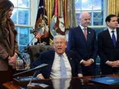 Trump diz que assinará projeto de lei para liberar arquivos de Epstein, mas afirma que “todos” os “amigos” do agressor sexual morto eram democratas O presidente Donald Trump afirmou na segunda-feira sua reviravolta em relação aos chamados arquivos de Epstein, dizendo que assinaria o projeto de lei bipartidário que obriga o Departamento de Justiça a divulgar os arquivos dos casos das investigações sobre o pedófilo morto se a Câmara e o Senado o aprovarem. REUTERS/Evelyn Hockstein (REUTERS)