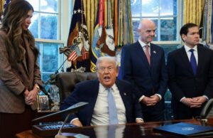 Trump diz que assinará projeto de lei para liberar arquivos de Epstein, mas afirma que “todos” os “amigos” do agressor sexual morto eram democratas O presidente Donald Trump afirmou na segunda-feira sua reviravolta em relação aos chamados arquivos de Epstein, dizendo que assinaria o projeto de lei bipartidário que obriga o Departamento de Justiça a divulgar os arquivos dos casos das investigações sobre o pedófilo morto se a Câmara e o Senado o aprovarem. REUTERS/Evelyn Hockstein (REUTERS)