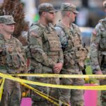 WASHINGTON, DC - 26 DE NOVEMBRO: Soldados da Guarda Nacional respondem a um tiroteio perto da Casa Branca em 26 de novembro de 2025 em Washington, DC. Pelo menos dois guardas nacionais foram baleados a quarteirões da Casa Branca. Segundo relatos, um suspeito está detido em um hospital local. (Foto de Chip Somodevilla/Getty Images)