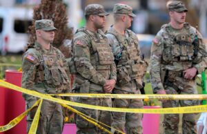 Trump diz que atirador de ‘animais’ de dois guardas nacionais ‘pagará um preço muito alto’ WASHINGTON, DC - 26 DE NOVEMBRO: Soldados da Guarda Nacional respondem a um tiroteio perto da Casa Branca em 26 de novembro de 2025 em Washington, DC. Pelo menos dois guardas nacionais foram baleados a quarteirões da Casa Branca. Segundo relatos, um suspeito está detido em um hospital local. (Foto de Chip Somodevilla/Getty Images)