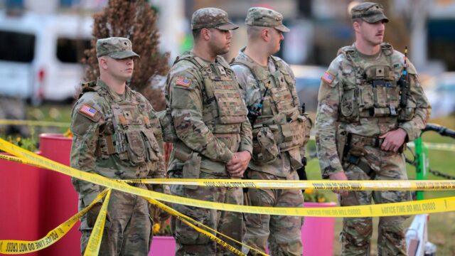 WASHINGTON, DC - 26 DE NOVEMBRO: Soldados da Guarda Nacional respondem a um tiroteio perto da Casa Branca em 26 de novembro de 2025 em Washington, DC. Pelo menos dois guardas nacionais foram baleados a quarteirões da Casa Branca. Segundo relatos, um suspeito está detido em um hospital local. (Foto de Chip Somodevilla/Getty Images)