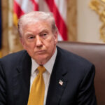 O presidente Donald Trump caminha para embarcar no Marine One para partir da Casa Branca para a Flórida, em Washington, DC, EUA, em 7 de novembro de 2025.