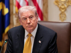 Trump enfrenta críticas sobre custo de vida em nova pesquisa enquanto as ações dos democratas em 2026 sobem O presidente Donald Trump caminha para embarcar no Marine One para partir da Casa Branca para a Flórida, em Washington, DC, EUA, em 7 de novembro de 2025.