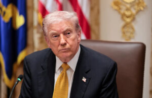 Trump enfrenta críticas sobre custo de vida em nova pesquisa enquanto as ações dos democratas em 2026 sobem O presidente Donald Trump caminha para embarcar no Marine One para partir da Casa Branca para a Flórida, em Washington, DC, EUA, em 7 de novembro de 2025.