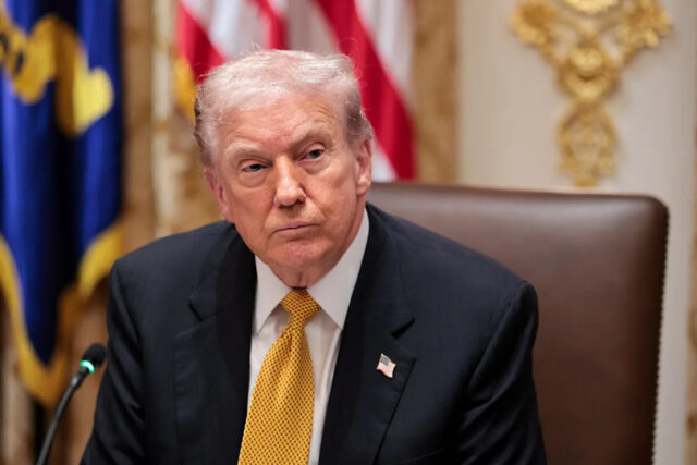 Trump enfrenta críticas sobre custo de vida em nova pesquisa O presidente Donald Trump caminha para embarcar no Marine One para partir da Casa Branca para a Flórida, em Washington, DC, EUA, em 7 de novembro de 2025.