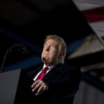 O deputado Thomas Massie, R-Ky., à esquerda, fala com a deputada Marjorie Taylor Greene, R-Ga., à direita, antes do presidente Donald Trump discursar em uma sessão conjunta do Congresso no Capitólio em Washington, terça-feira, 4 de março de 2025. (Win McNamee/Pool Photo via AP)