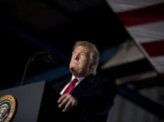 Trump está perdendo o controle com a iminente votação na Câmara para liberar os arquivos de Epstein O deputado Thomas Massie, R-Ky., à esquerda, fala com a deputada Marjorie Taylor Greene, R-Ga., à direita, antes do presidente Donald Trump discursar em uma sessão conjunta do Congresso no Capitólio em Washington, terça-feira, 4 de março de 2025. (Win McNamee/Pool Photo via AP)