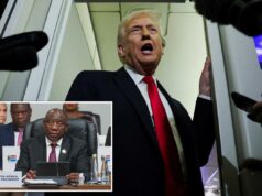 Trump não convidará a África do Sul para a cimeira do G-20 em Miami: ‘Eles estão a matar brancos’ Presidente Trump falando a bordo do Força Aérea Um com microfones apontados para ele.