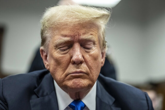 O prefeito eleito Zohran Mamdani acena para os apoiadores depois de fazer seu discurso de aceitação em uma festa eleitoral, terça-feira, 4 de novembro de 2025, em Nova York. (Foto AP/Yuki Iwamura)