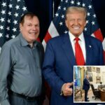 Benjamin Landa e Donald Trump sorrindo diante de diversas bandeiras americanas.