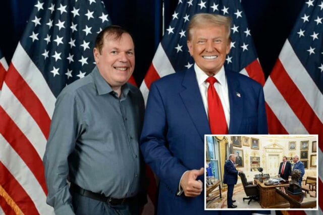 Trump nomeia filantropo de Long Island e filho de sobrevivente Benjamin Landa e Donald Trump sorrindo diante de diversas bandeiras americanas.