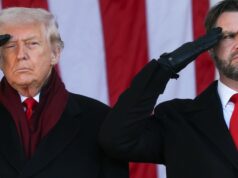 Trump parece conhecer apenas as letras mais básicas da clássica canção patriótica americana O presidente Donald Trump e o vice-presidente JD Vance saudam durante uma cerimônia no Memorial Amphitheatre no Cemitério Nacional de Arlington para marcar o Dia dos Veteranos em 11 de novembro de 2025, em Arlington, Virgínia.