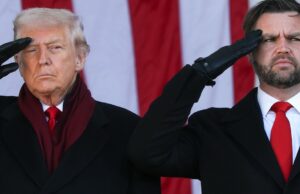 Trump parece conhecer apenas as letras mais básicas da clássica canção patriótica americana O presidente Donald Trump e o vice-presidente JD Vance saudam durante uma cerimônia no Memorial Amphitheatre no Cemitério Nacional de Arlington para marcar o Dia dos Veteranos em 11 de novembro de 2025, em Arlington, Virgínia.