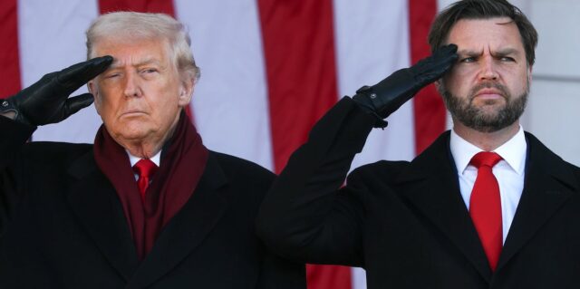 O presidente Donald Trump e o vice-presidente JD Vance saudam durante uma cerimônia no Memorial Amphitheatre no Cemitério Nacional de Arlington para marcar o Dia dos Veteranos em 11 de novembro de 2025, em Arlington, Virgínia.
