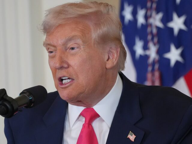 Trump pede ao Departamento de Justiça que investigue Bill Clinton Trump pede ao Departamento de Justiça que investigue Bill Clinton sobre ligações com Epstein