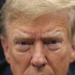 E. Jean Carroll chega ao tribunal federal de Manhattan, quinta-feira, 25 de janeiro de 2024, em Nova York. O ex-presidente Donald Trump pode retornar ao tribunal de Nova York na quinta-feira para se defender de um processo que pede mais de US$ 10 milhões por coisas que ele disse sobre Carroll depois que ela o acusou de agressão sexual. (Foto AP/Ted Shaffrey)