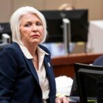 Tina Peters, retratada durante seu julgamento, está passando por uma recaída de problemas de saúde enquanto estava presa, disse seu advogado (AP)