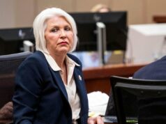 Trump pede que o funcionário eleitoral em desgraça ligado à sua ‘Grande Mentira’ seja libertado – enquanto as autoridades do Colorado insistem Tina Peters, retratada durante seu julgamento, está passando por uma recaída de problemas de saúde enquanto estava presa, disse seu advogado (AP)