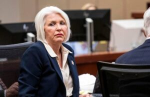 Trump pede que o funcionário eleitoral em desgraça ligado à sua ‘Grande Mentira’ seja libertado – enquanto as autoridades do Colorado insistem Tina Peters, retratada durante seu julgamento, está passando por uma recaída de problemas de saúde enquanto estava presa, disse seu advogado (AP)