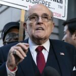 Entre aqueles que receberam indultos “integrais, completos e incondicionais” estava Rudy Giuliani.