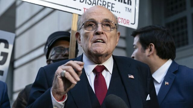 Trump perdoa Rudy Giuliani e outros envolvidos nos esforços para Entre aqueles que receberam indultos “integrais, completos e incondicionais” estava Rudy Giuliani.