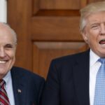 Trump perdoa Rudy Giuliani e outros envolvidos nos esforços para anular as eleições de 2020