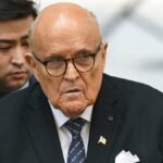 Trump perdoa Rudy Giuliani e outros ligados ao escândalo eleitoral de 2020, os críticos chamam isso de 'admissão de culpa'