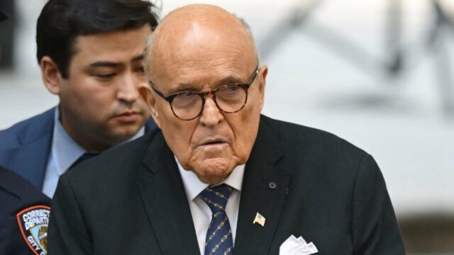 Trump perdoa Rudy Giuliani e outros ligados ao escândalo eleitoral de 2020, os críticos chamam isso de 'admissão de culpa'
