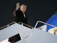 Trump pondera dar aos americanos US$ 2 mil de receitas tarifárias em tentativa de apoio Yahoo news home