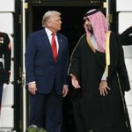O presidente dos EUA, Donald Trump, cumprimenta o príncipe herdeiro e primeiro-ministro do Reino da Arábia Saudita, Mohammed bin Salman, no gramado sul da Casa Branca