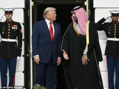 Trump presta a mais alta honra ao príncipe herdeiro saudita, apesar do assassinato de jornalista O presidente dos EUA, Donald Trump, cumprimenta o príncipe herdeiro e primeiro-ministro do Reino da Arábia Saudita, Mohammed bin Salman, no gramado sul da Casa Branca