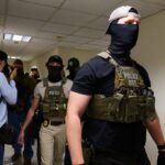 Trump processa Califórnia por lei que proíbe agentes federais mascarados