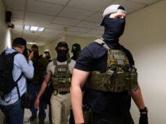 Trump processa Califórnia por lei que proíbe agentes federais mascarados Trump processa Califórnia por lei que proíbe agentes federais mascarados