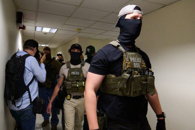 Trump processa Califórnia por lei que proíbe agentes federais mascarados
