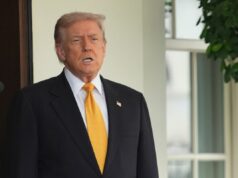 Trump promete pagamentos de US$ 2.000 para a maioria dos americanos durante a onda de postagens do Truth Social na manhã de domingo O presidente prometeu à maioria dos americanos um 'dividendo' de US$ 2.000 como parte de sua onda de postagens no Truth Social (AP)