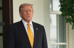 Trump promete pagamentos de US$ 2.000 para a maioria dos americanos durante a onda de postagens do Truth Social na manhã de domingo O presidente prometeu à maioria dos americanos um 'dividendo' de US$ 2.000 como parte de sua onda de postagens no Truth Social (AP)