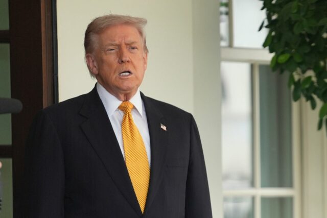 Trump promete pagamentos de US$ 2.000 para a maioria dos O presidente prometeu à maioria dos americanos um 'dividendo' de US$ 2.000 como parte de sua onda de postagens no Truth Social (AP)
