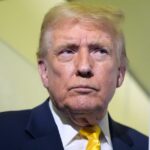 O presidente Donald Trump fala aos repórteres no Força Aérea Um a caminho de sua propriedade em Mar-a-Lago em Palm Beach, Flórida, sexta-feira, 14 de novembro de 2025. (AP Photo/Manuel Balce Ceneta)