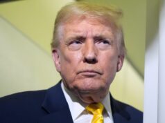 Trump promete processar BBC em até US$ 7 bilhões por edição de documentário O presidente Donald Trump fala aos repórteres no Força Aérea Um a caminho de sua propriedade em Mar-a-Lago em Palm Beach, Flórida, sexta-feira, 14 de novembro de 2025. (AP Photo/Manuel Balce Ceneta)